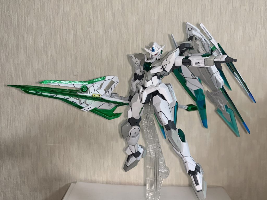 GNランスⅡ遠近両用の複合兵装で近接武器としてはランス、中遠距離武器として射撃と砲撃能力を備える。その見た目からランスの名を冠しながらメイスのような攻撃方法も行い、GN粒子の効果によりインパクトの瞬間に質量を高め威力をあげつつ殴る質量兵器としての側面も持つ。といった脳内設定です。この子でディバインバスターからスターライトブレイカーまでブッパします。