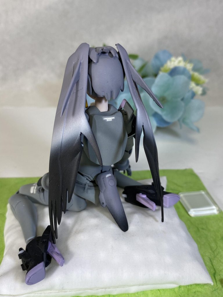 ロングヘアー、笑顔、ペタンコ座りで前後から。