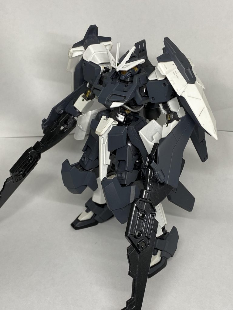 近接格闘形態各部位にブースターを装備しスピードを上げ格闘戦を上げた機体