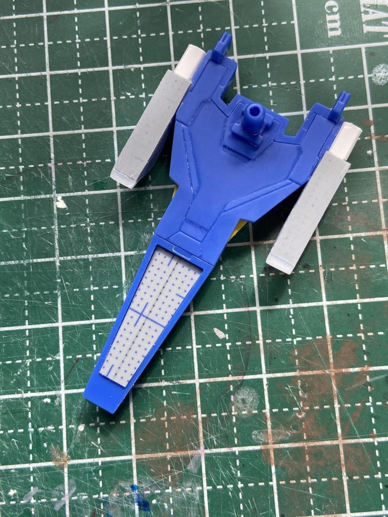 ほぼ見えなくなっていますがリアアーマー裏とサーベルラックはプラ板でフタをしています。