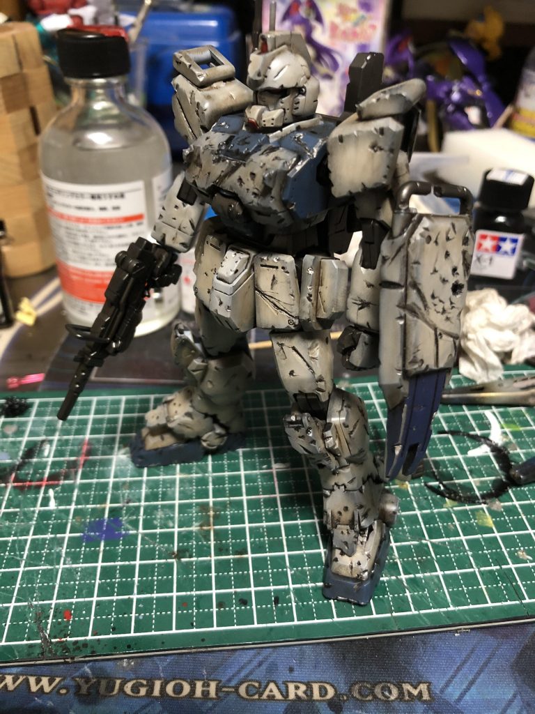 その次にウェザリングカラーで軽く汚しました。
これが乾くタイミングとかどれだけ拭き取ればいいかわからずこんな感じに……
これは汚れ表現として果たして正しいんでしょうか……