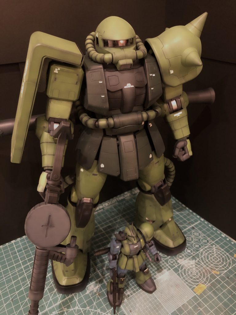 とにかく大きいです。
HGザクⅠやFGザクⅡと比較するとこのサイズ差。