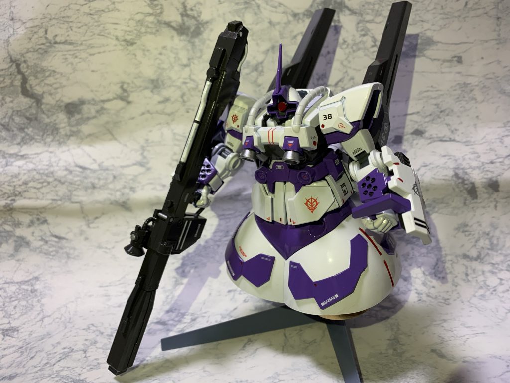 ドムR35に下半身をジオングの物にする事で高速移動を可能にし、ニュータイプでなくても操縦が可能である。