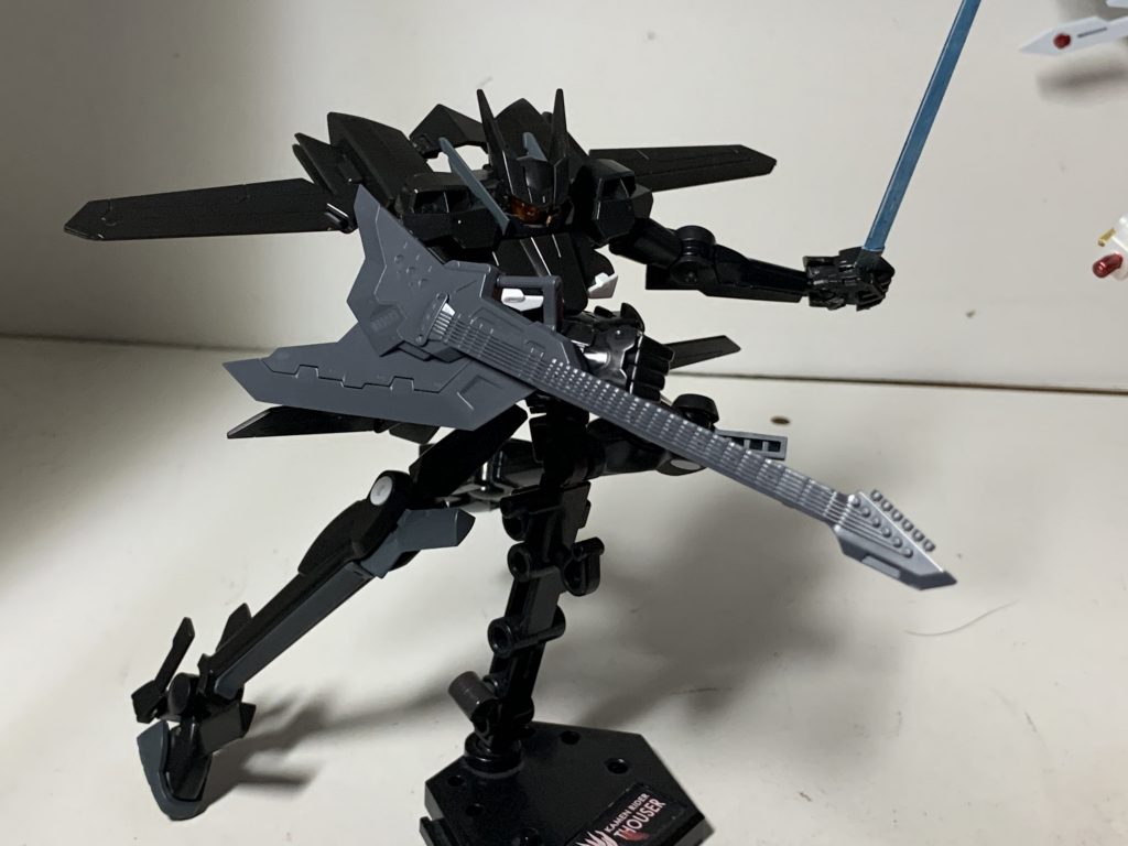 ディフェンスロッドの代わりにギター型の盾を装備しています！自分の歌とギターを戦闘区域に響き渡らせます！