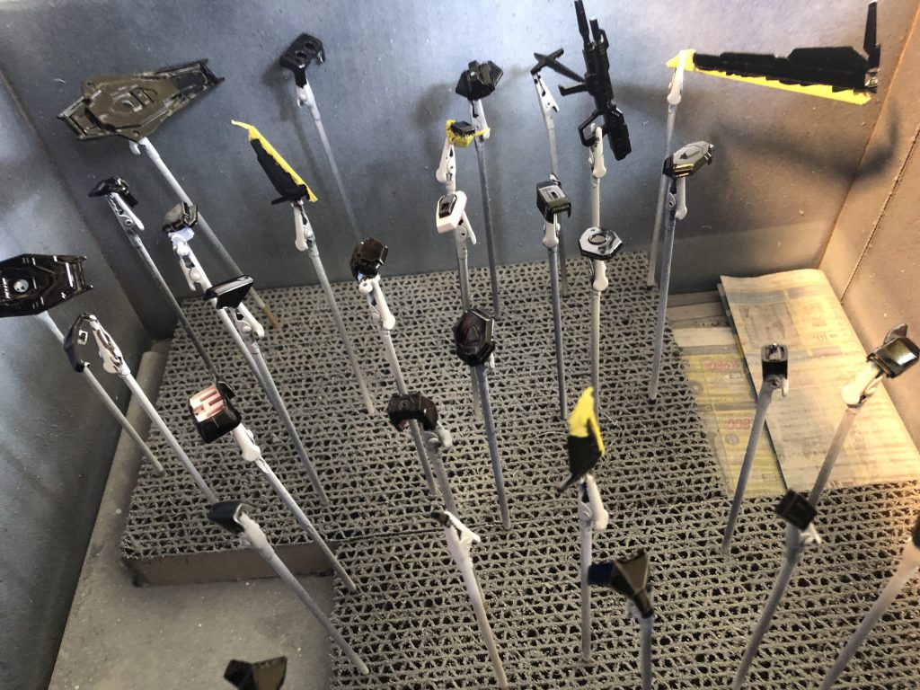 タミヤカラーのブラックとピンクを筆塗りしました。初めての筆塗りなのでとても緊張しました。