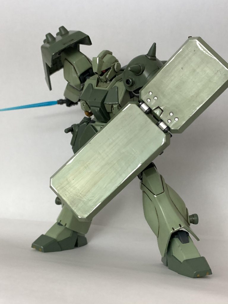 腰のサーベルはジオン系、シールドに懸架しているサーベルは連邦系です