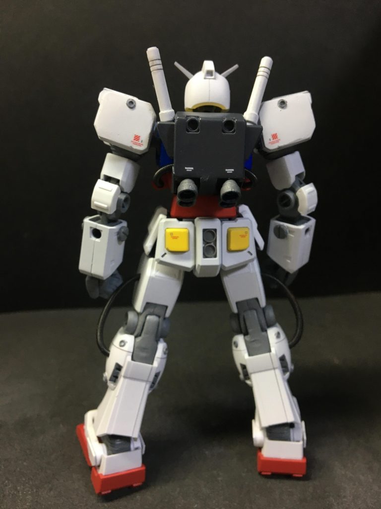背部
バックパックはガンダムのものにザクF2型のバックパックを貼りつけて被せるイメージで制作。
肘パーツとバーニアは陸戦型ガンダムS型のものを使っています^ ^