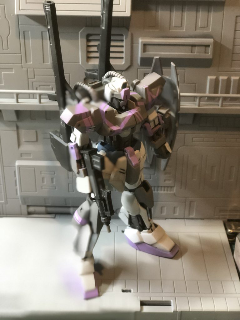 百式の余剰パーツを使い、zガンダムのテスト機を製造中と仮定し、一部にzガンダムに装備する予定にしていたパーツや試作品のパーツを盛り込んだ…そんなイメージです。