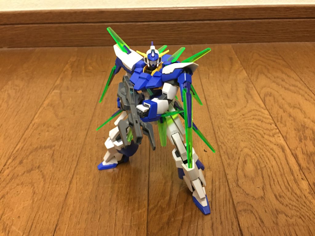 ハイパースタングルライフル チャージモードハイパースタングルライフルをチャージモードに変形する事が可能で、チャージ時間と引き換えに、より高出力のビームを放つ。