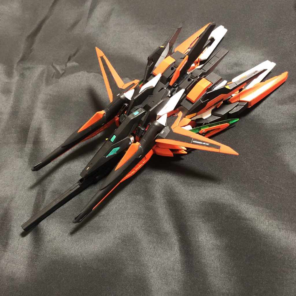 可変。
背中はコアガンダムⅡのパーツがベースになっています。