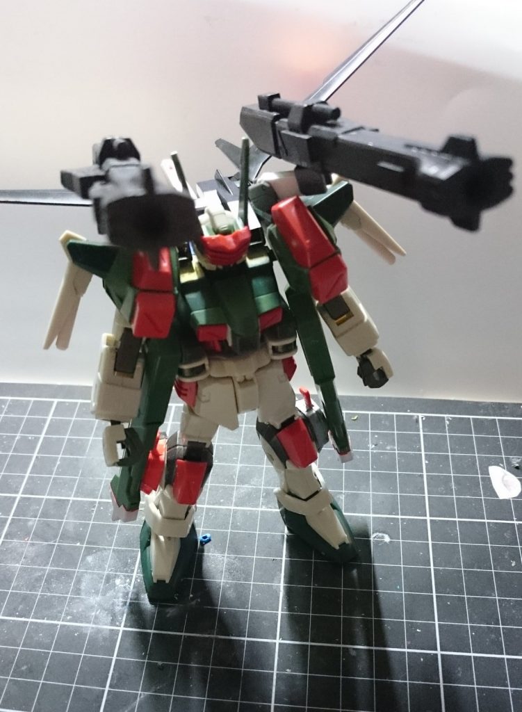 最初はフルアーマーも考えてたんですが、ただのプラの塊になりそうだったんでヤメ。