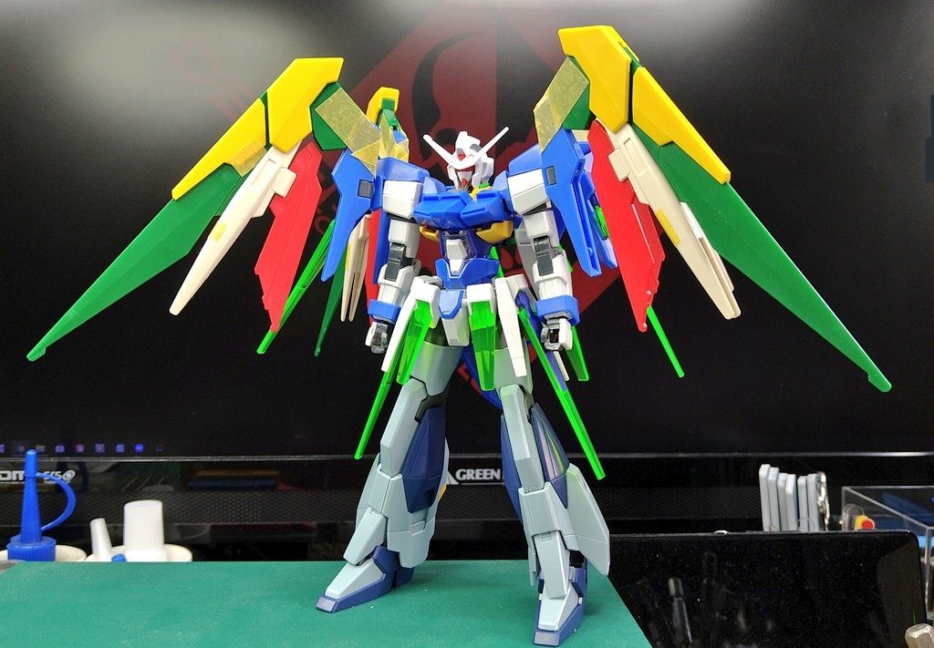 組み合わせたキットの一覧です。
頭、肩 = AGE-2
胴体、腕 = AGE-FX
足 = ライトニングガンダム
羽 = ガンダムフェニーチェリナーシタ×2
ライフル = アメイジングロングライフル
