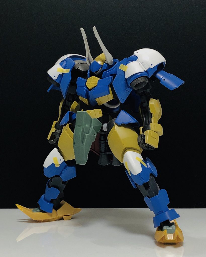 肩と膝にバキュームフォームしたプラ板をカットして増加装甲を表現。
股関節は左右7ミリ弱オフセット。
ソールは辟邪のパーツのつま先を延長して鋭角に。