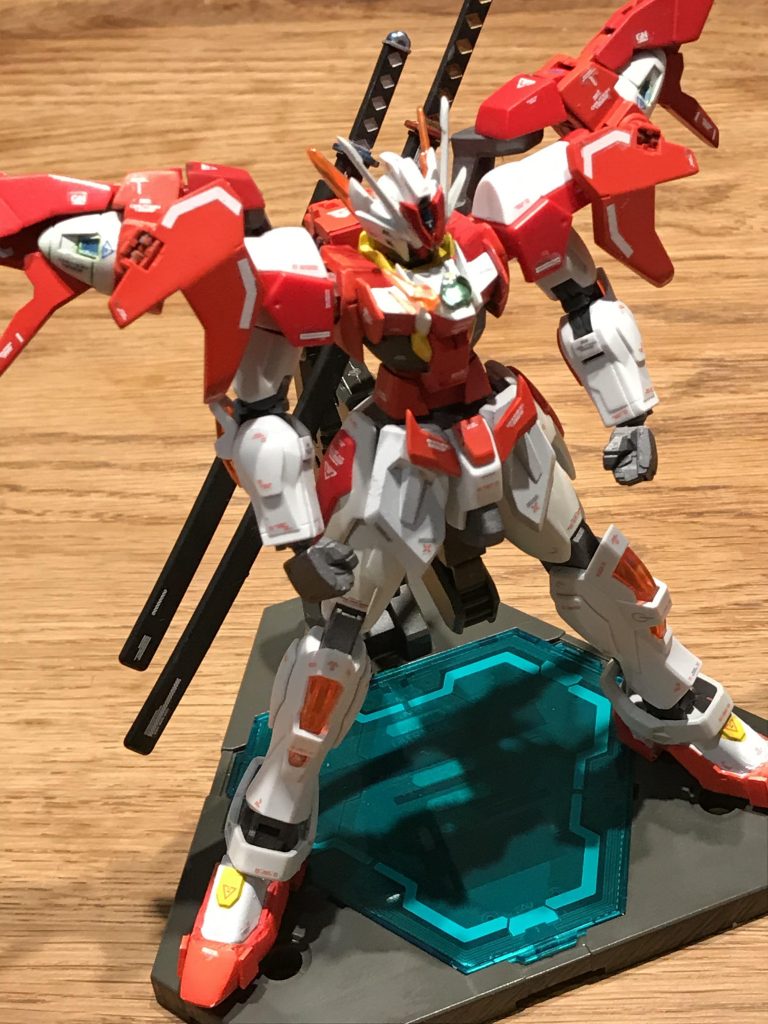 というGBNでの設定を考えて(妄想して)いました。
本機はウイングガンダム炎をベースに
ビルドバーニング(トライバーニング)
ダブルオーダイバー
ダブルオースカイをミキシングして制作しました。元々ビルドバーニングは使う予定がなかったのですが、制作途中でトライバーニングの肩の付け根が折れるハプニングで急遽買うはめに。ところが、ビルドの方がスッキリしたため、四肢をビルドのものに変更。
自分の納得いく主役機のような厨二病全開な機体が出来上がりました。笑
赤と白をメインカラーにしたので、主人公感を出すことができたのではと思います。