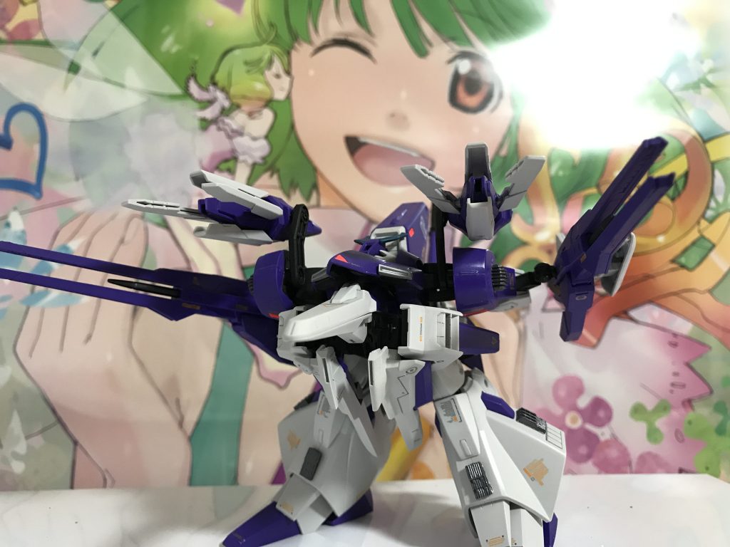 お次はMA形態…の前にガウォーク形態。
変形機体といえばやりたくなる姿。そしてガウォーク形態といえばマクロス。そしてマクロスといえば、ご存知、無いのですか⁉︎ 彼女こそ、代役からチャンスを掴み、スターの座を駆け上がっている、超時空シンデレラ、ランカちゃんです!(脱線