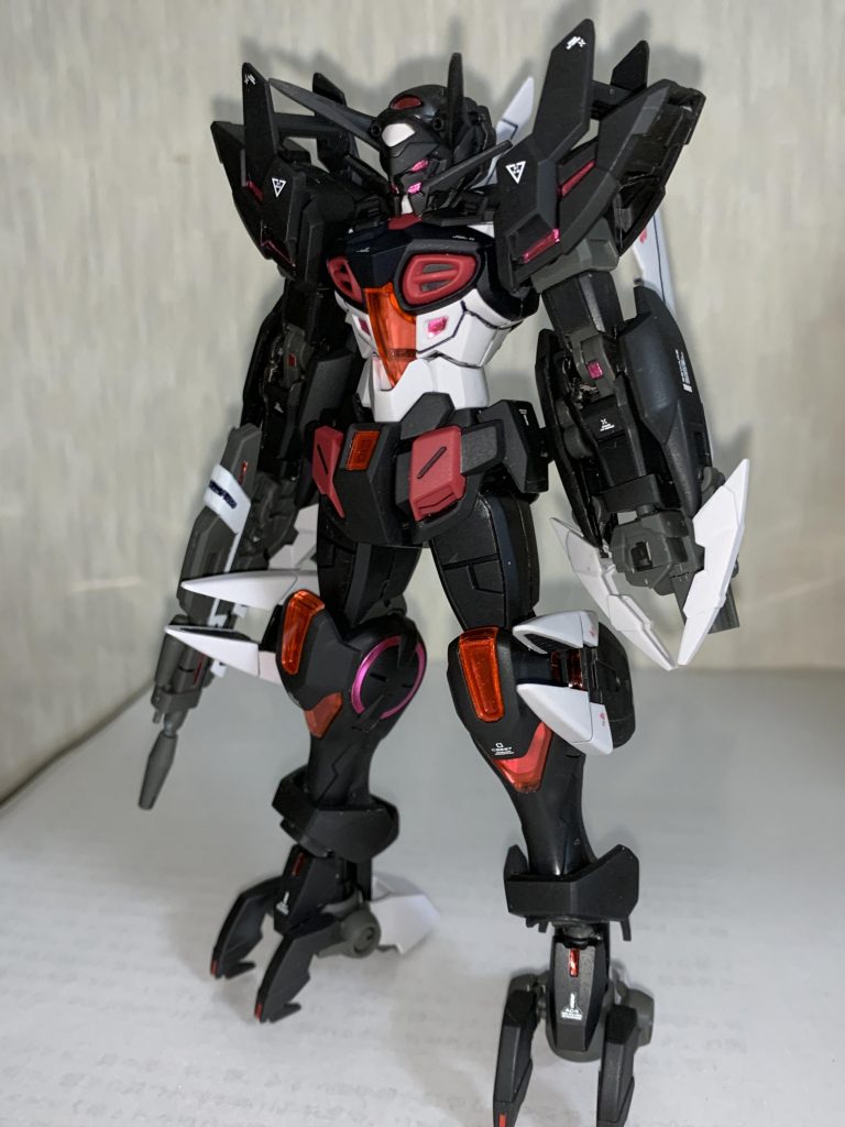 回収は関節を中心に行ったため外見に変化はありません。本体はデカールを貼りつや消し後にシール、クリアパーツをはめています。脚部は少し寂しかったのでラピーテープを貼ってあります(ツインアイは全て黒を切り取ってます)。ちなみに強いて違和感を言うなら、二の腕の装甲をよーく見ると違和感を覚えるかも?