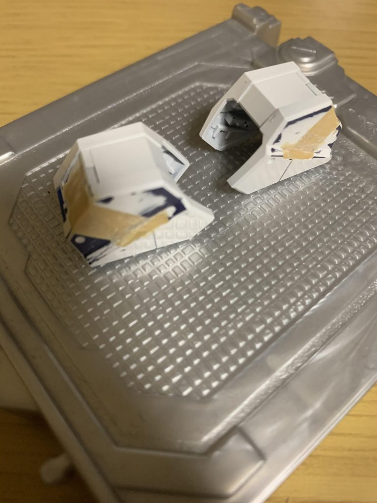 今回大きく加工してあるのは肩アーマーのみです。謎のトゲを落としてます。