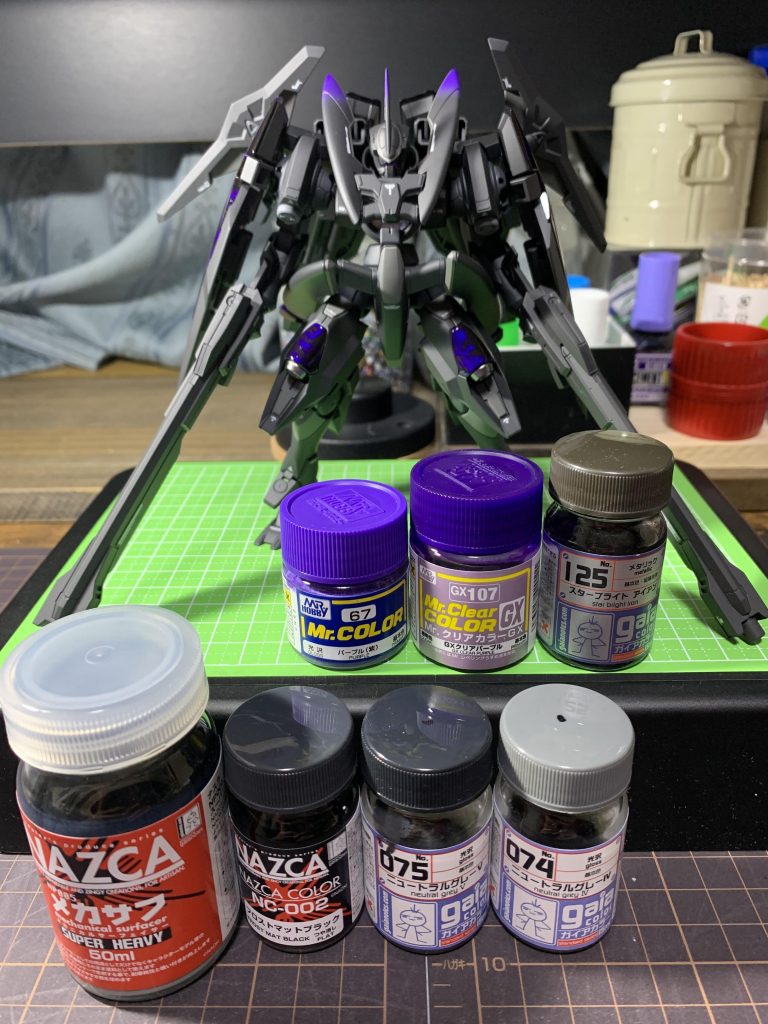 塗料です。

今回は色味を少なくしてシンプルな配色にしました。
フレームはメカサフ スーパーヘビ、外装はニュートラルグレーⅤ.Ⅳです!!

ご覧いただきありがとうございました( •̀ᴗ•́ )/