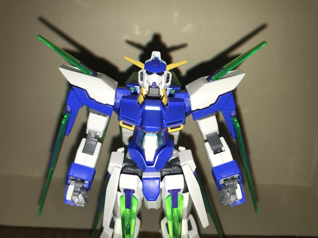 性能アンリミテッドエンジン動力源は、強化改修によって、プラズマ圧縮炉からアンリミテッドエンジンに交換されている。これに伴い、MS本体からエネルギー供給を受けるシステムを導入され、本体からの無制限のエネルギー供給によって、改修前では不可能だった「ビーム兵器の連続使用」を可能としている。機動力・スピード高い機動力と運動性を誇り、フォースインパルスガンダムはおろか、デスティニーインパルスガンダムをも上回る。単独飛行も可能となっている。パワー・推進力ガンダムAGE-3ノーマルから大幅に高められており10000tを超える戦艦さえも、強引に押し返してしまうほど。防御力・耐久性本機の装甲の堅牢さも高められており、通常のビームライフルはおろか、ダインスレイヴの直撃にも無傷で耐えられるほどで、各所にCファンネルを装備した状態では、陽電子砲や核ミサイルの直撃にも無傷で耐えられる防御力を発揮する。FXバーストモード本機のリミッターを解除して起動する事で、Cファンネルの制御精度が大幅に低下する代わりに、機動力と格闘能力が飛躍的に向上させる。改修前と引き続き使用可能となっているが、パイロットへの負担が爆発的に増大しており、長時間の使用は死に至る危険性が孕んでいる為、パイロットであるキオの負担を考慮した場合、最大使用時間は約1分までとなる。