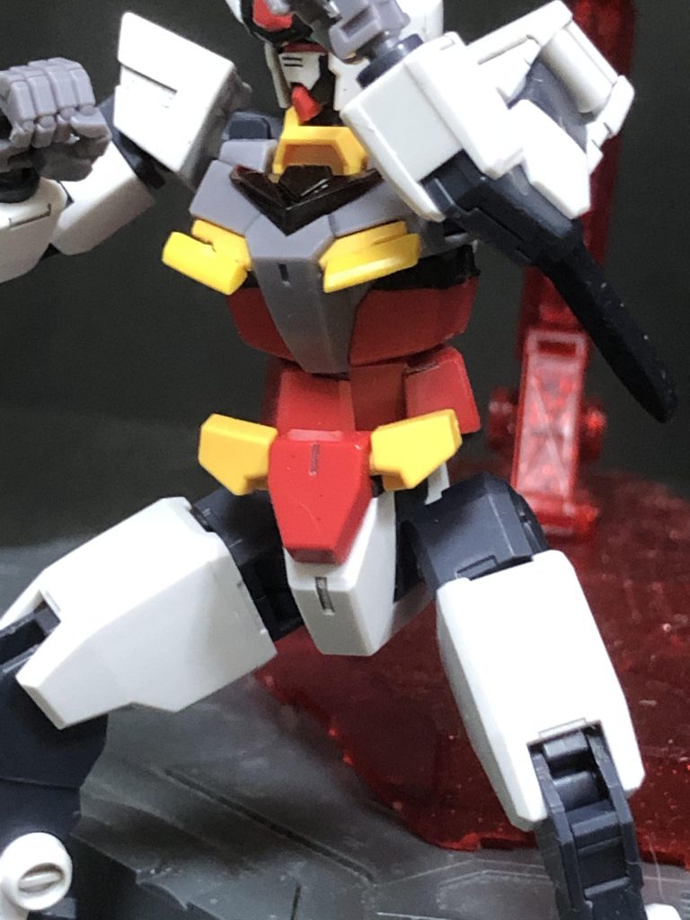 これにより本来可動しない腹部が可動するようになり、ポージングの幅が広がります。
皆さんもやってみてはいかがでしょうか?