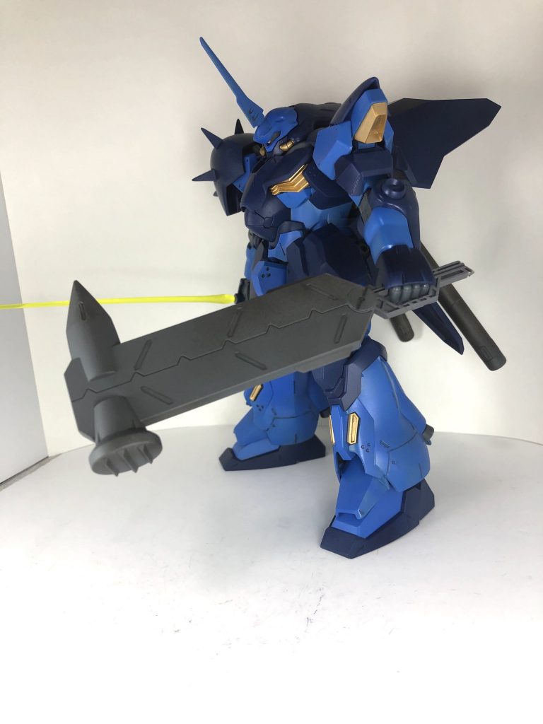 試作メイスとビームサーベル。武装を破棄して重量を減らし、強化した推力で相手に叩きつける打撃武器。厚い刀身は盾としても利用可能。