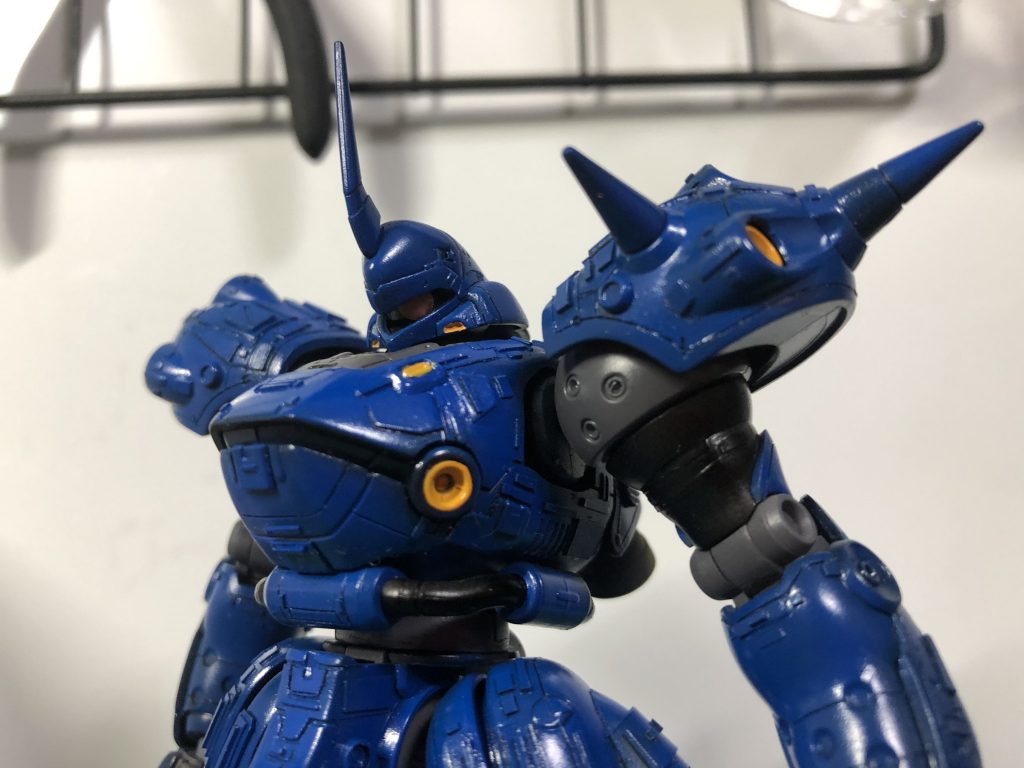 モノアイは素のキットのままだと面にシール貼るのみになってしまうので、面を削りパイプで稼働できるよう改造を施してます、これによりかっこいいキメ顔ができるようになります( •̀ .̫ •́ )✧