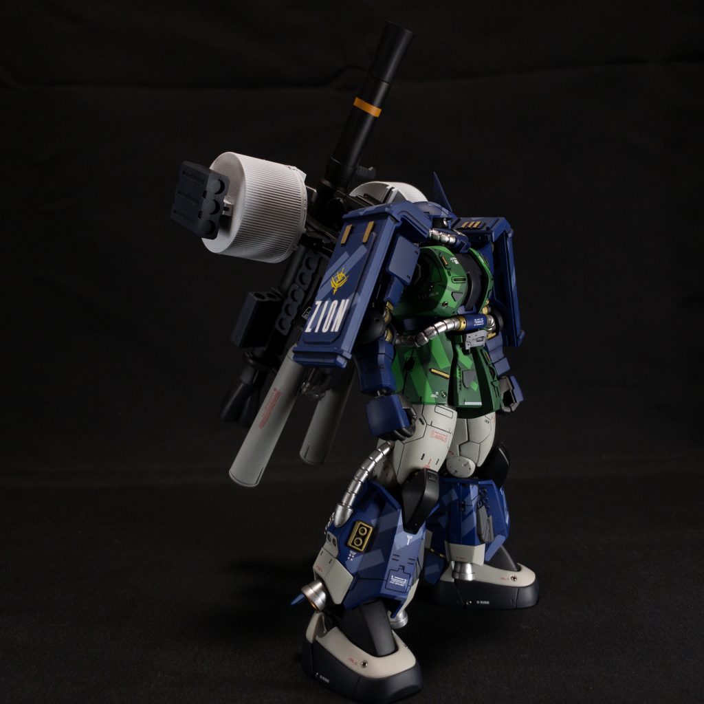 シールドの余剰パーツを基にジャンクパーツを使用して色々でっちあげて、バズーカマウント兼、ブースター的なヤツになっております。