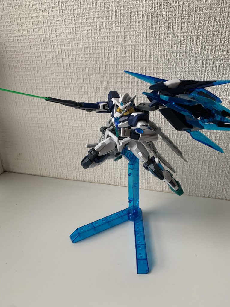 全装備マウント状態で。こうしてみるとバインダー部ポリキャップの保持力がかなり高いことがよくわかる…やはりクアンタといえばソードVですね。