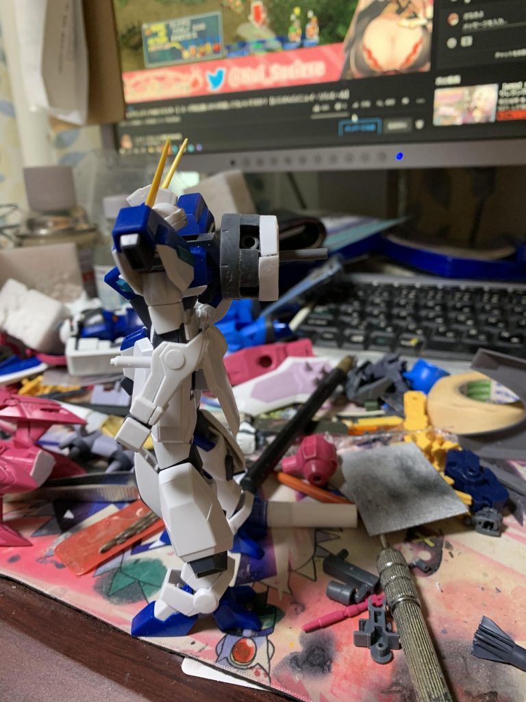 オプションパーツのプトレマイオスのジョイントパーツを平面にしてくっつけています。