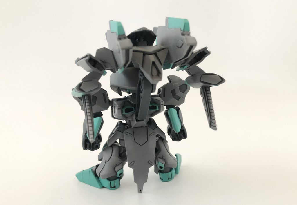 リアアーマーはフェニックスの後頭部のパーツを使用しました。モールドは付属のシールをカットして貼り付けました。