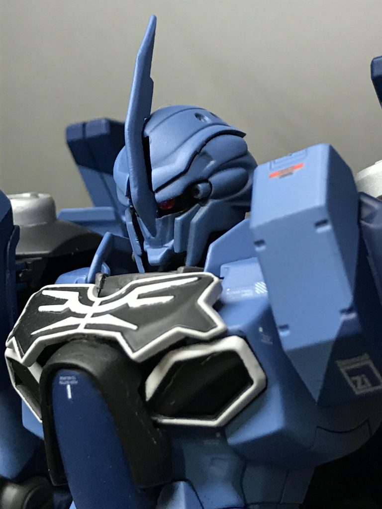 わかりにくいですが、モノアイも光の当たり具合で怪しく光ります!
モノアイはHiQパーツさんのものを使用してます。