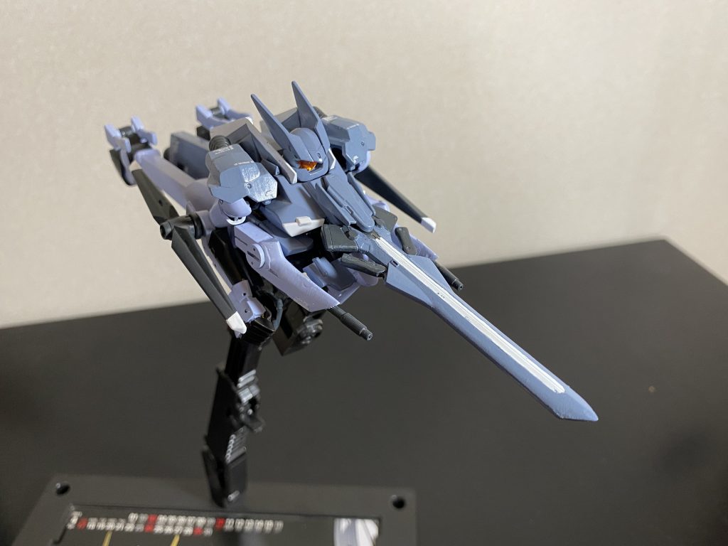 飛行形態。これがやりたかった。
劇中では3機1個小隊で出撃し、2機が撃墜され、1機がELSの侵食寸前ガンダムハルートに助けられています。