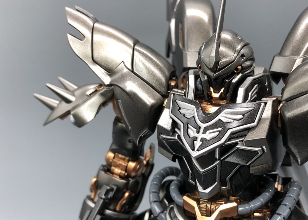 エングレービングはメッキを落とした後、メタルブラックとシルバーのシンプルな配色