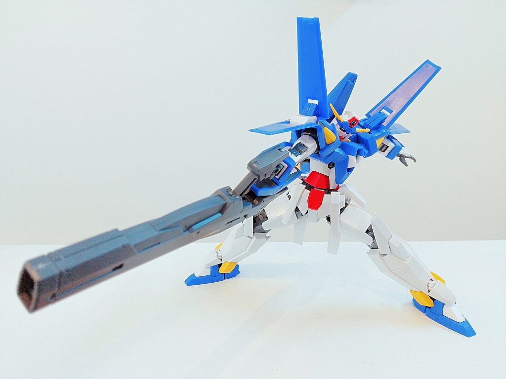 足首の稼働域はかなり広めです。武装は重いですが、このように派手なポージングをしてもちゃんと自立できます。