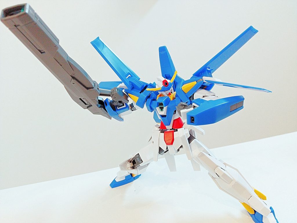 特徴的な武装であるシグマシスライフルは大迫力です。相変わらずAGEのキットは色分け、稼働ともに素晴らしい出来です。約10年前のHGとは思えません。