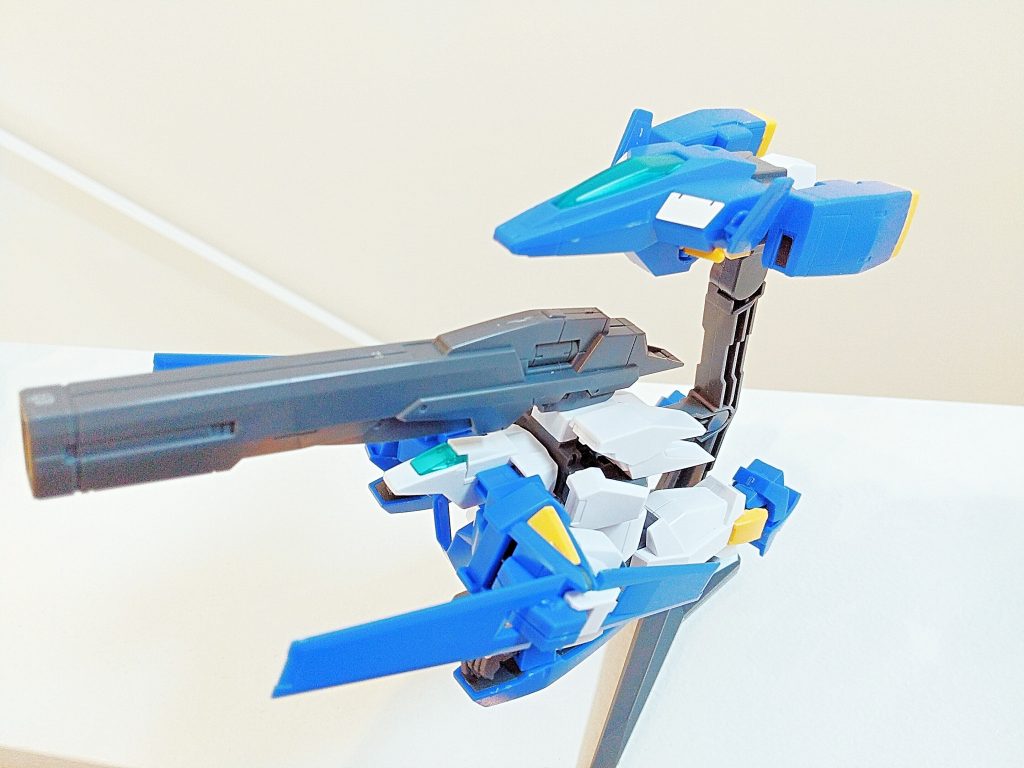 一部パーツ差し替えではありますが、コアファイターとGセプターに変形できます。また、専用の台座も付属。専用台座の下には余った手首パーツを収納できます。優秀すぎる笑笑