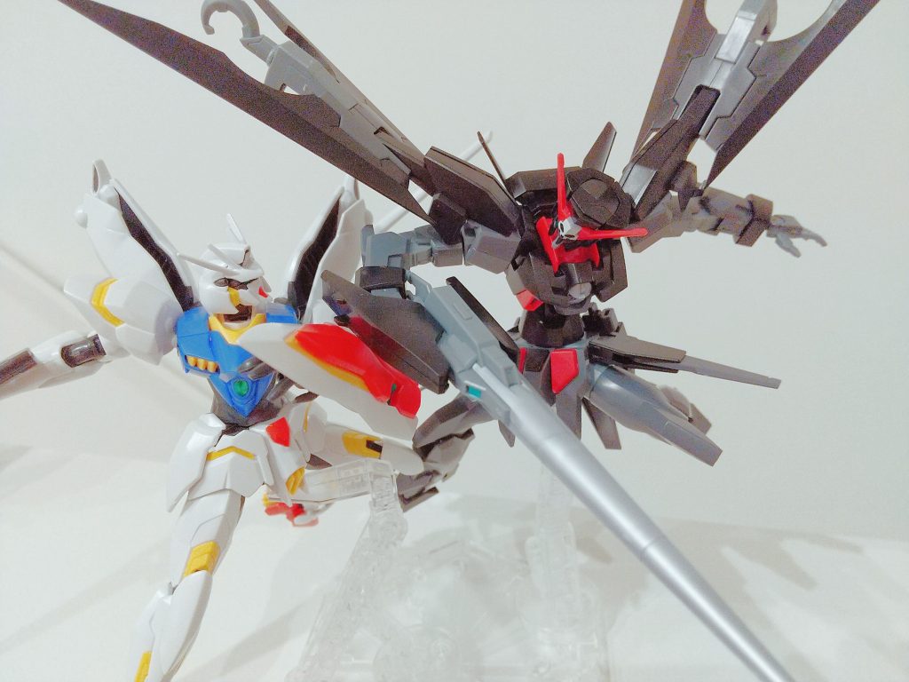 以上、ガンダムAGE-2 ダークハウンドでした。前回のAGE-2ノーマル同様、素晴らしい色分け、稼働範囲です。特にこの海賊フォルムが好きな方はカッコ良いポージングを簡単にできるのでオススメです。最後はレギルスと戦わせてみました笑