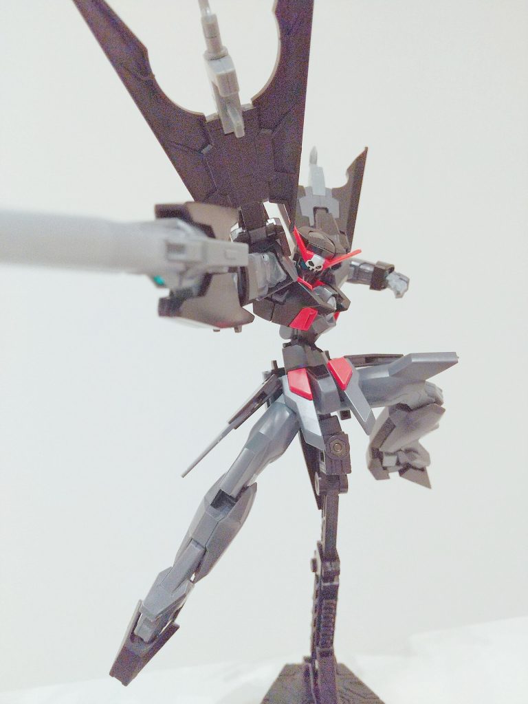 ドッズランサー構えポーズ。相変わらず腰の稼働を広げることができるので、さまざまなポーズが決まります。また、右目の眼帯もはっきりと見分けられるように作られています。