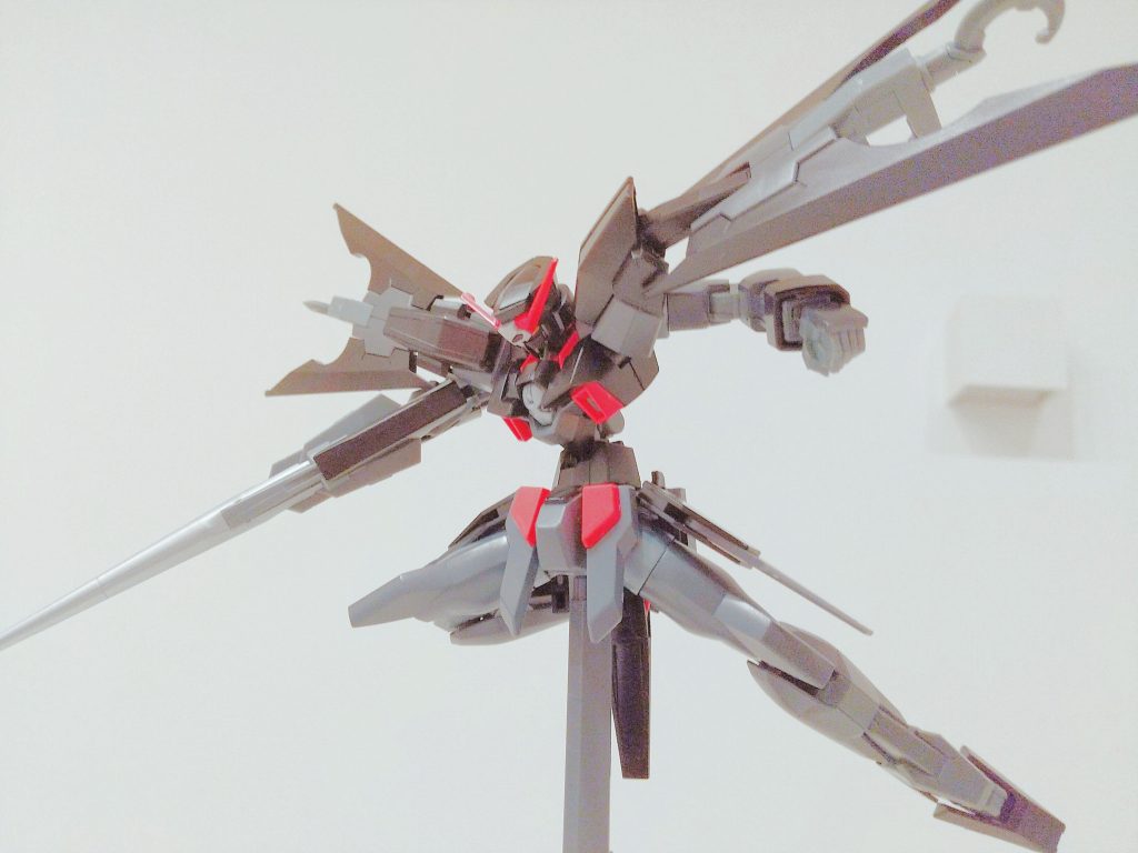 肩アーマーは前後、上下にフレキシブルに動くので、疾走感のあるポージングが決まります