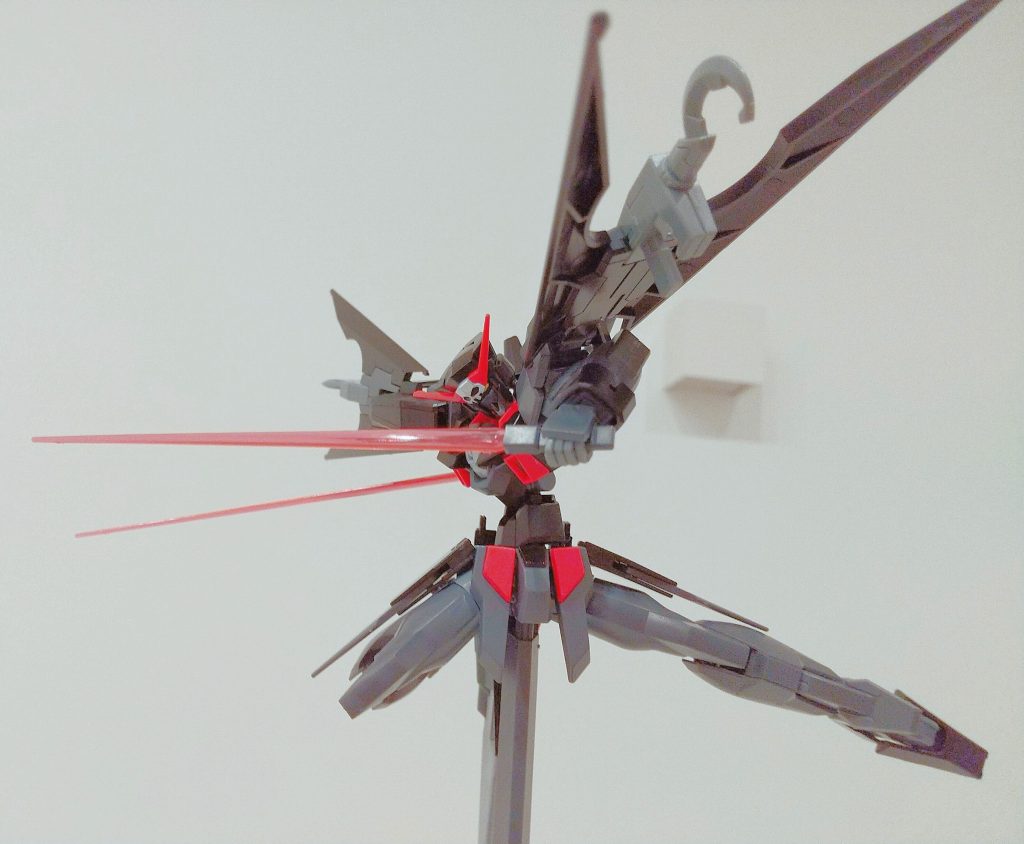 ビームサーベルも2本付属しています。専用のスタンドも付属しており、値段の割にかなり満足度高いです。