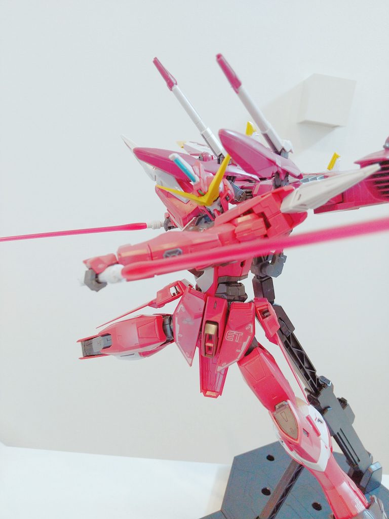 手の稼働は特に素晴らしく、ひじだけではなく、手首の稼働範囲が広いです。内側、外側に大きく変化をつけることができます。