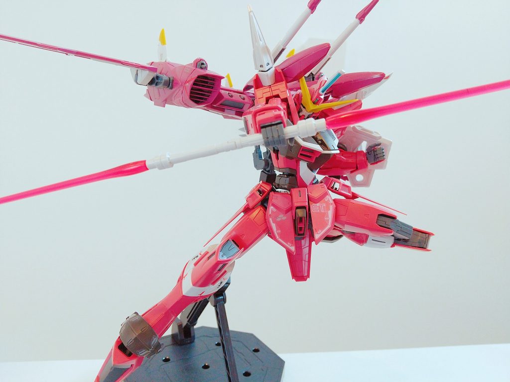 MGのジャスティスです。色分けは素組みでここまで完璧です。稼働も素晴らしく、画像のような象徴的なポージングも簡単にできます。