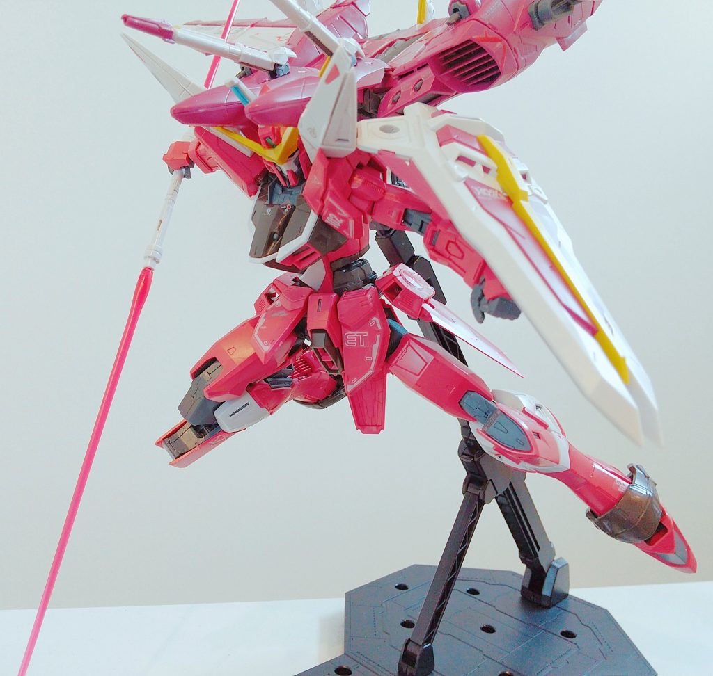 以上、MGのジャスティスガンダムでした。以前投稿したフリーダムver.2と同じ稼働範囲なので、個人的に最高のポージングを実現できるキットです。色分けも優秀。ギミックも多く、写真のスタンドも付属しています。SEEDが好きな方は買って損はありません。