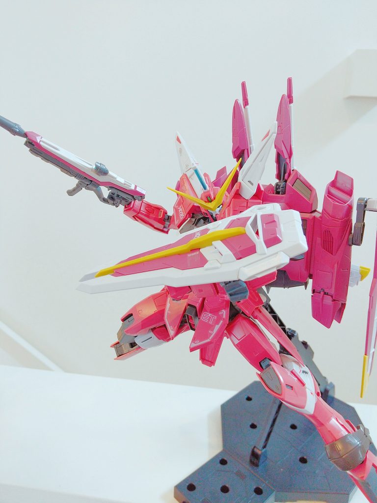 シールドとビームライフル装備です。背中のファトゥム00は畳んでも大迫力です。サーベルのイメージが強いジャスティスですが、この装備も似合いますね。