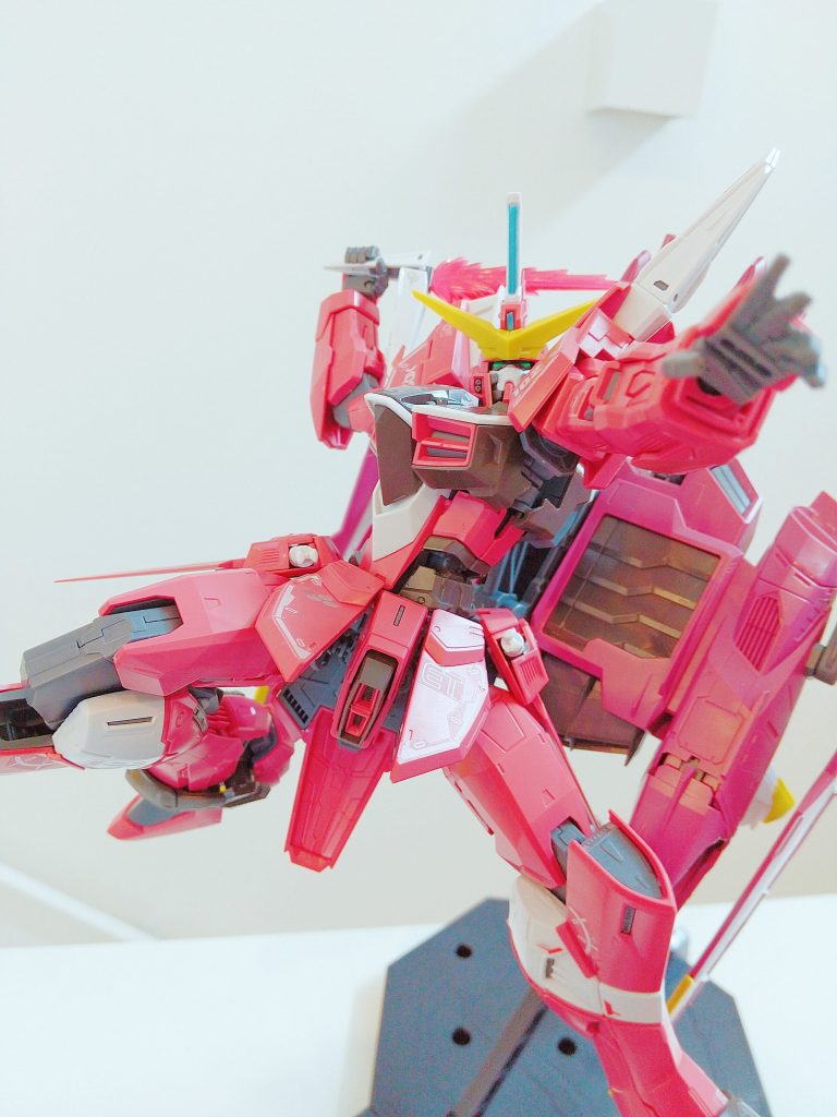 肩に装備されているビームブーメランは取り外して手に装備可能です。稼働範囲の素晴らしさにより、投げる瞬間のようなポージングも楽に決めることができます。