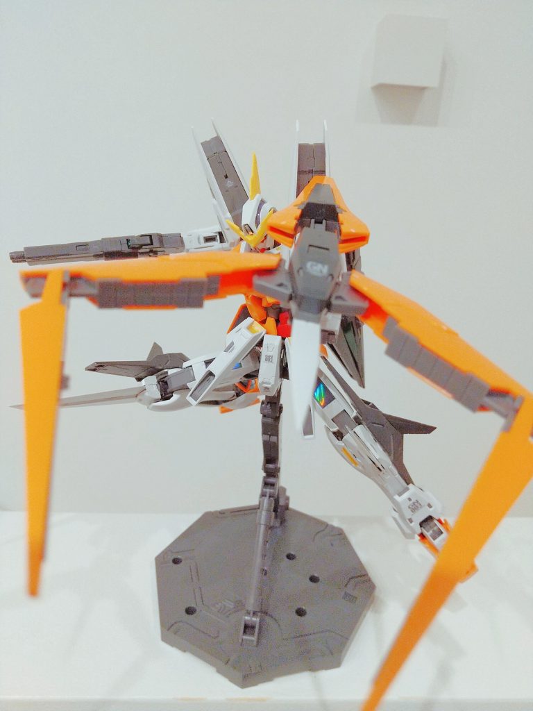 特徴的な武装であるGNシールドニードルです。シールドが開き、中から伸縮ブレイドが飛び出します。MGではブレイド部分は差し替えです。