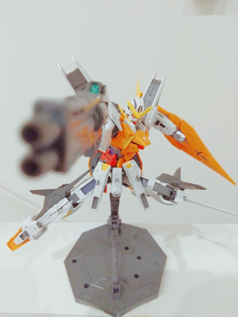 ビームサブマシンガン構えポーズ。キュリオスは飛行ポーズがとても似合う機体です。