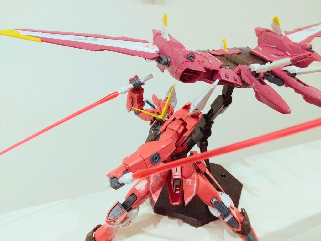 ファトゥム00は分離して飾ることができます。ジャスティスをファトゥムの上に固定して乗せるギミックもあるのですが、安定性が少し危うかったのでやめてきます笑