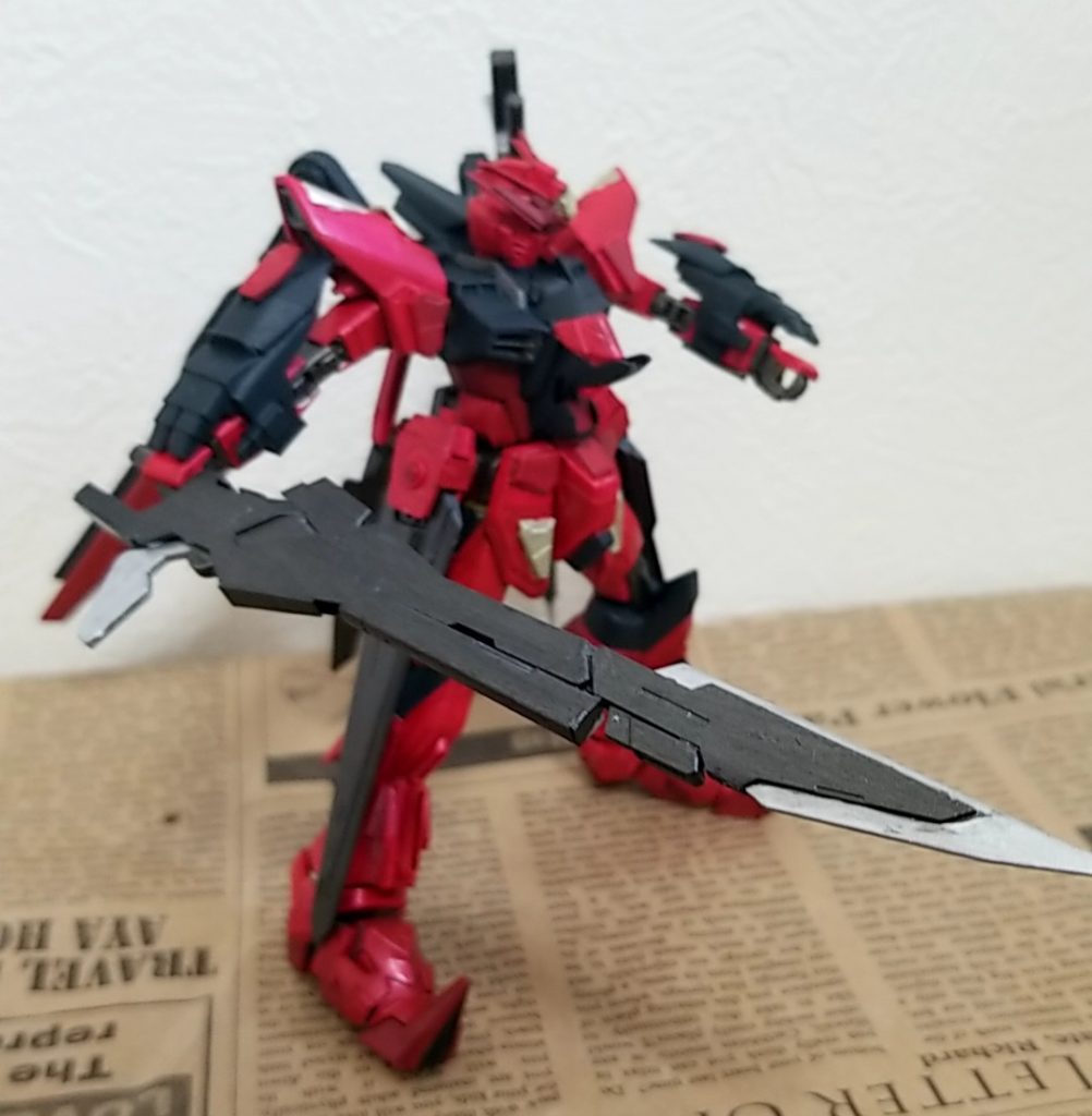 ビヨンドバスターソード
本機最大の兵装
デスティニーガンダムの「アロンダイト」の反省点を考慮しビーム兵器ではなく実体剣としての運用を想定された
しかしフェイズシフト装甲の前には実体兵器はあまり意味をなさないため、直撃させた衝撃でパイロットを行動不能にさせる事の方が多い
そのため剣というよりは打撃武器に近い