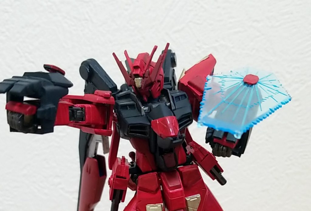 ビヨンドフィンガー
デスティニーガンダムのパルマフィオキーナをモチーフにした兵装
ビームシールド「ソリドゥスフルゴール」も内蔵されている
パルマフィオキーナは掌で相手を掴みゼロ距離から強力なビームを放つ兵器だったが、こちらは手甲にソリドゥスフルゴールを応用してビーム纏い、まさしく「殴る」ように用いられる